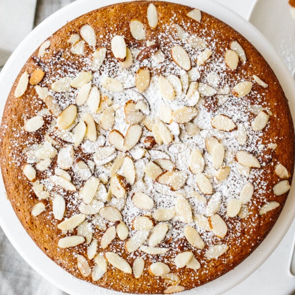 Almond cake with powdered sugar