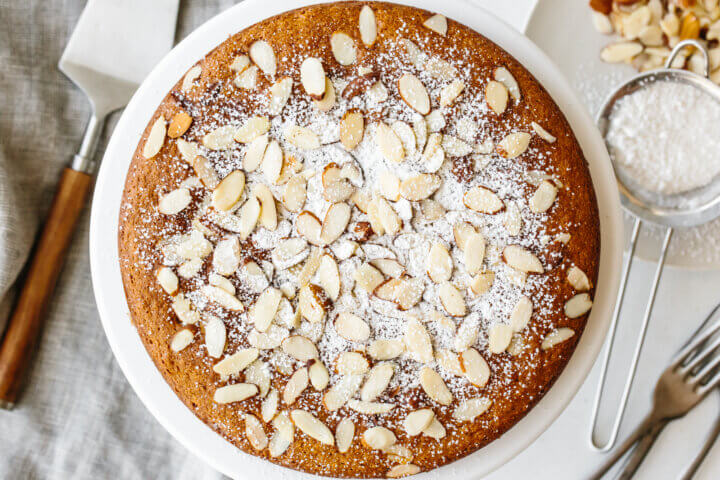 Almond cake with powdered sugar